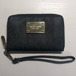 MICHAEL KORS BLACK LEATHER WRISTLET